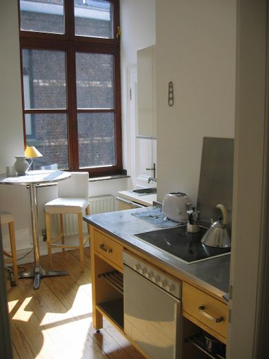 Exklusives Altbau-Luxus-Apartment mit Dachterrasse im Belgischen Viertel – Bild 4 Küche mit Eßplatz