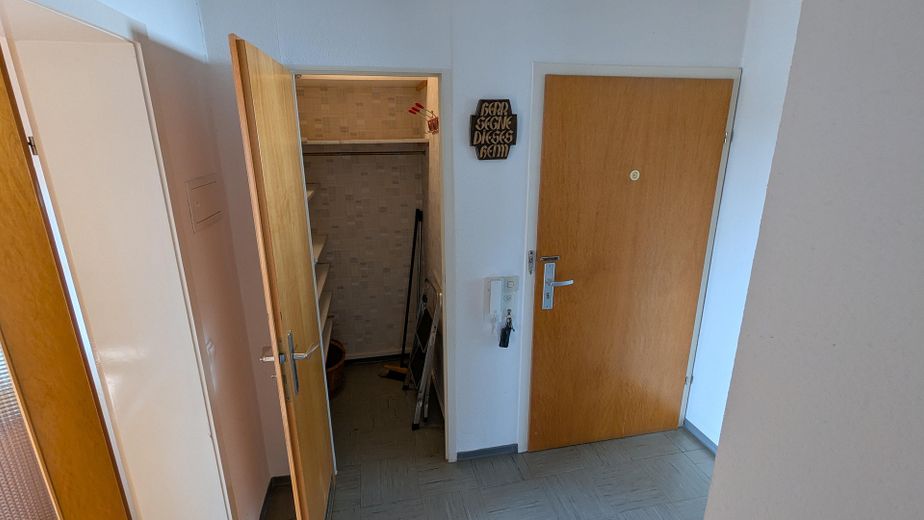 Wohnungstür und Speisekammer