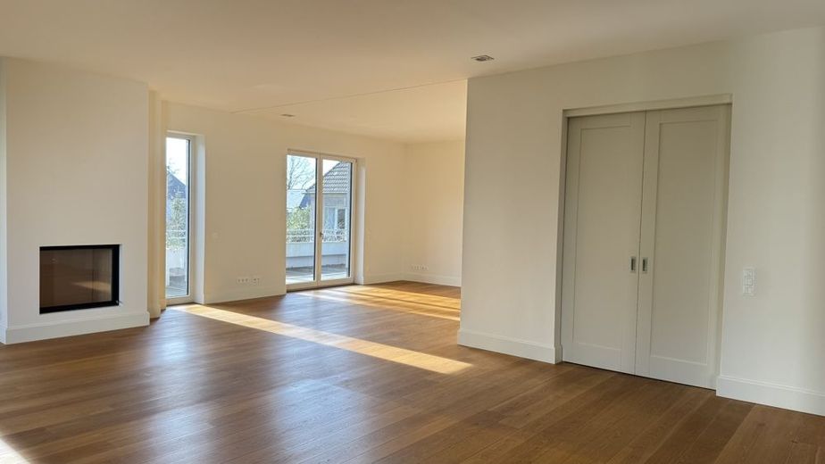 Exklusive Erdgeschosswohnung mit Tiefgarage und Aufzug im Stadtgartenviertel Hagen – Wohnbereich mit Eingang zur Küche