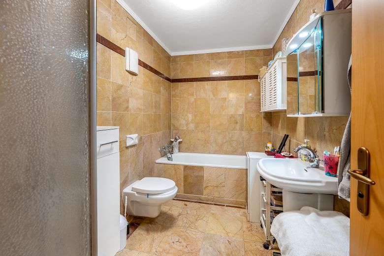 Tre locali, due terrazze, a un minuto dall’acqua, affittato, senza provvigione – Bad mit Wanne und Dusche