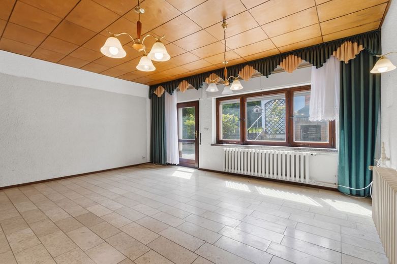 Handwerker aufgepasst! Einfamilienhaus mit Pool und Garage in Delitz am Berge – Wohnzimmer