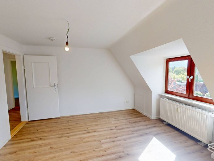 Ankommen, durchatmen, entspannen - Wir schenken Ihnen den ersten Monat: Helle 3-Zimmer-Wohnung mit modernem Bad – Ansicht IV: Wohnzimmer