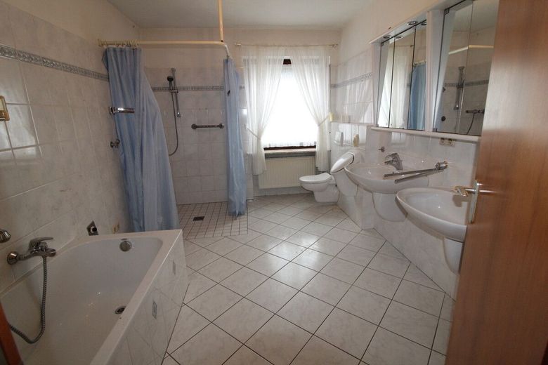 Charmanter, individueller Walmdach Bungalow mit Vollkeller, ruhigem, idyllischem Grundstück &amp; Garage – 13 - Badezimmer