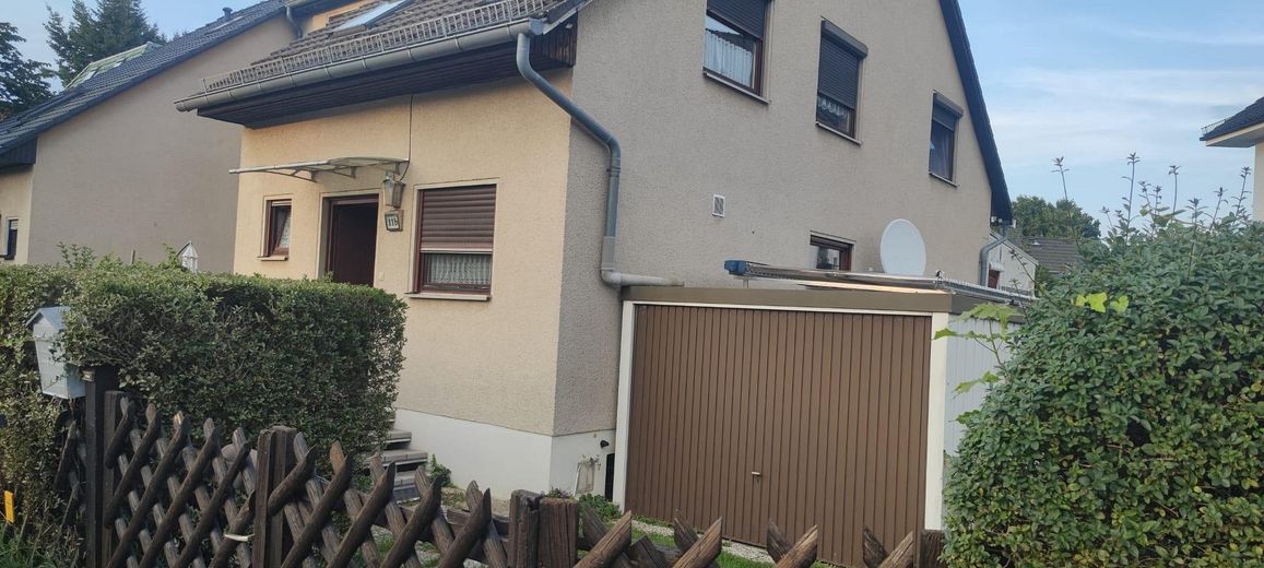 Casa a schiera di testa con camino e moderno impianto di riscaldamento ibrido a gas a Berlino-Rudow – Außenansicht