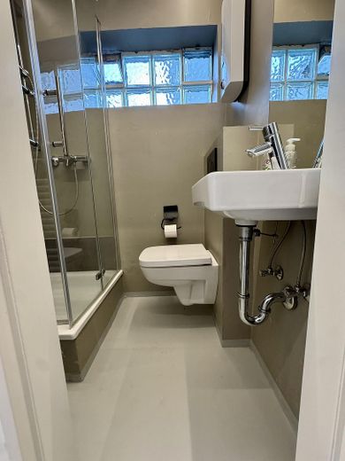Exklusives Hinterhof-Loft mit Garten, Terrasse & Galerie | Erstbezug | Flingern – Designbad
