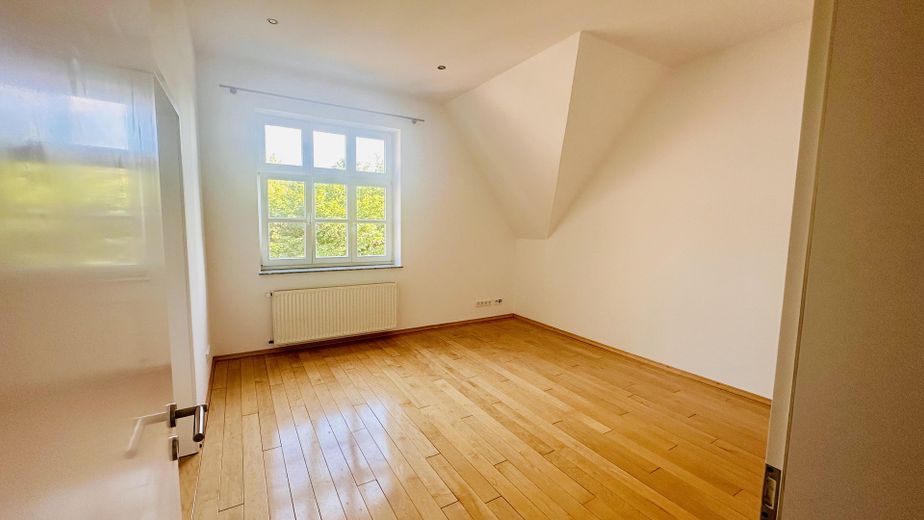 Traumhafte ca. 135 m² große Wohnung mit Garten, Balkon und Garagenstellplatz – Schlafzimmer 1