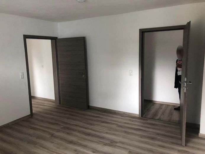 Lichtdurchflutete und neu renovierte 3,5-Zimmer Wohnung mit Terrasse und EBK - Nr. 4 – Zimmer