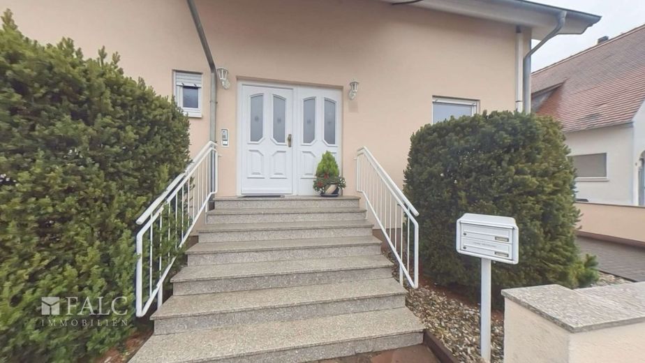 Exklusives Zweifamilienhaus mit Einliegerwohnung in begehrter Lage – Außenansicht