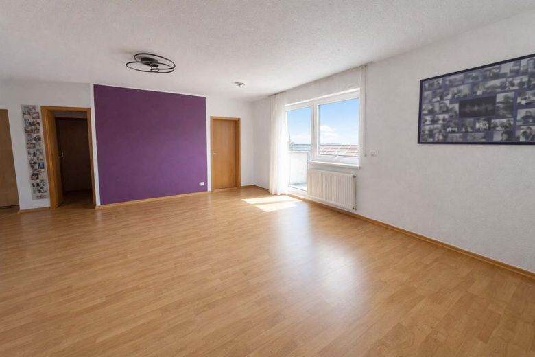 SCHICKE 3-RAUM WOHNUNG MIT BALKON UND TIEFGARAGENSTELLPLATZ – Wohnzimmer Ansicht
