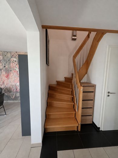 Provisionsfrei: Moderne DHH mit PV-Anlage, Energieeffizienzklasse B, nahe Öjendorfer See – Holztreppe zum OG