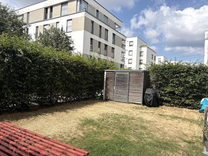 Exklusive 4-Zimmer-Gartenwohnung mit ca. 290 m² Garten und Hausgefühl am Riedberg – Garten/Gartenhäuschen