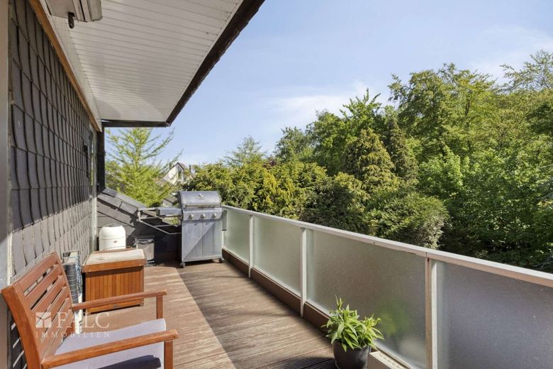 DG-Traum mit Kamin &amp; großem Balkon ins Grüne | 110 m² – Balkon