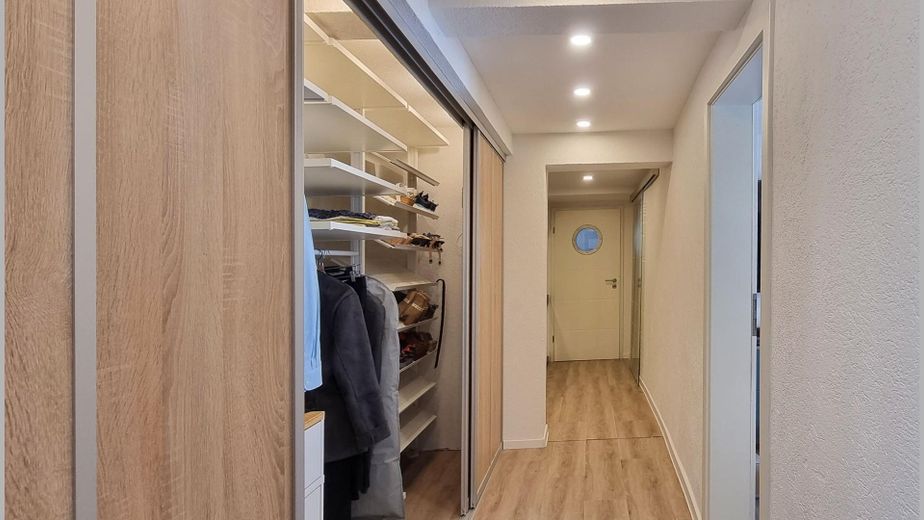 Modernisiertes Einfamilienhaus mit durchdachter Raumgestaltung – Ankleide