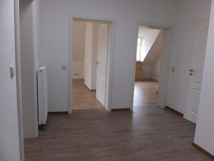 Großzügiger Altbaucharme in zentraler Lage – 4‑Raum‑Wohnung mit besonderem Grundriss – Flur