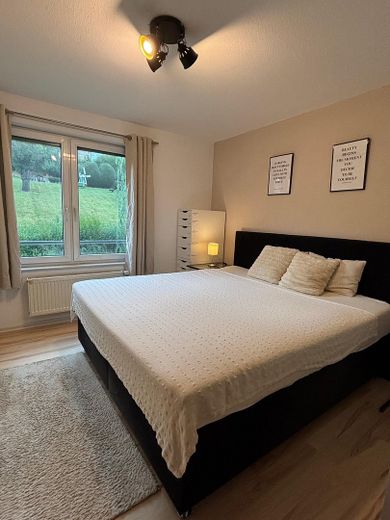 Schlafzimmer: Blick ins Grüne