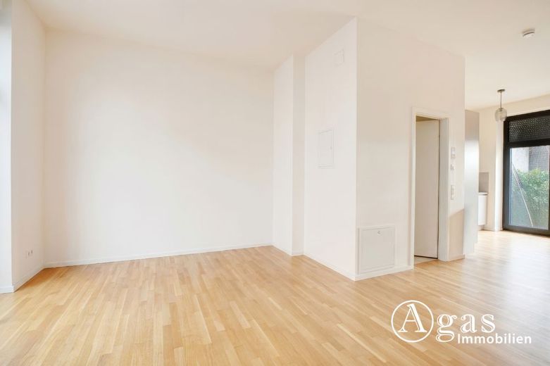 Verde e privato! Townhouse con 5 camere, garage privato e terrazza sul tetto nel cuore di Mitte! – Wohnzimmer mit EBK