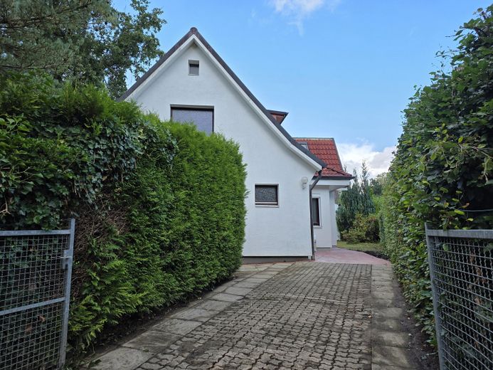 Casa unifamiliare con ampio giardino in posizione privilegiata – Haus Einfahrt