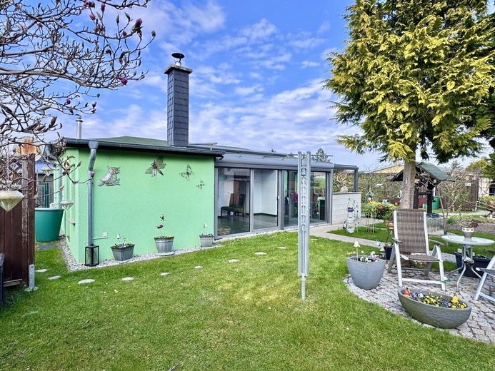 HORN IMMOBILIEN ++ Einfamilienhaus mit Wintergarten, Kamin und Gästehaus in Krugsdorf bei Pasewalk – Hausansicht