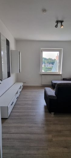 Sehr schöne teilmöblierte 4 Zimmer 103 qm DG Maisonette Wohnung mit EBK, Balkon usw. – Wohnzimmer