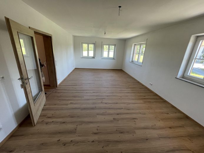 Appartamento con 4 locali al 1° piano, giardino e terrazza, nuova costruzione di 103 m2 a Fridolfing, canone di locazione senza spese 1150€ – Wohnküche Wohnseite