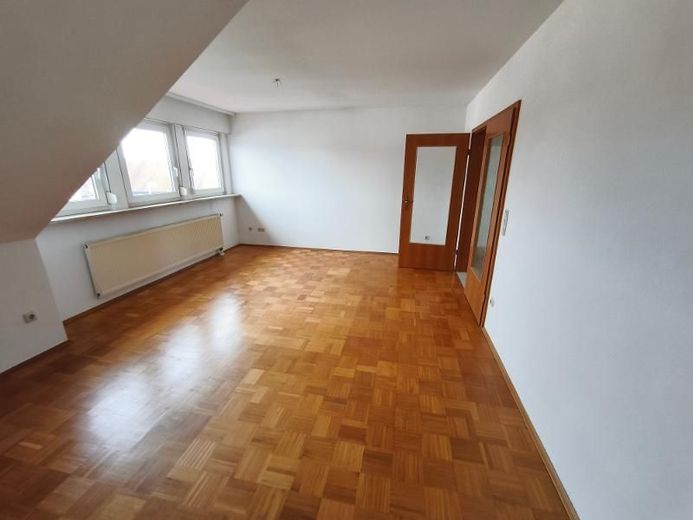 3 Zi. Wohnung (Nr. 6) im DG (2. OG) mit Balkon und Garage – Wohnzimmer Bild 4