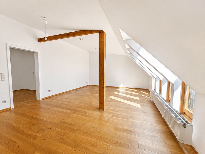 ब्रोकर कमीशन-मुक्त! ऊपरी मंज़िल, 91m², 2 टैरेस, 2.5 कमरे – Wohnraum ca. 32 m²
