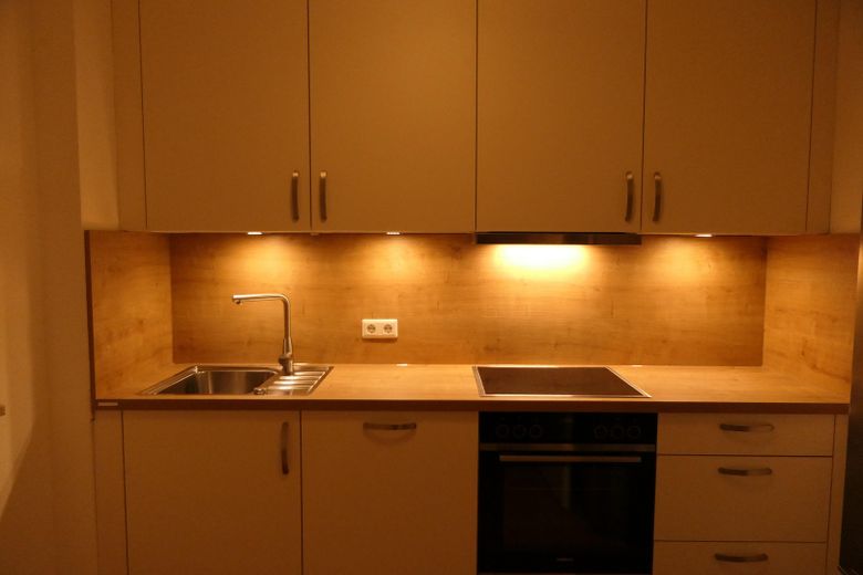Zweizimmerwohnung in bester Lage in Hallbergmoos – Einbauküche, beleuchtet
