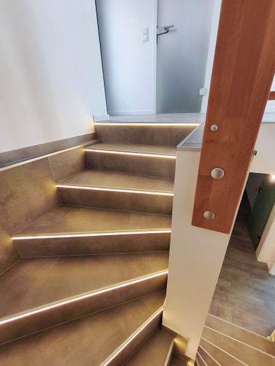 Modernes Doppelhaus in Hochheim in bester Lage / Stunning Semi-Detached Home in a Prime Location – UG: Die Treppe ins UG