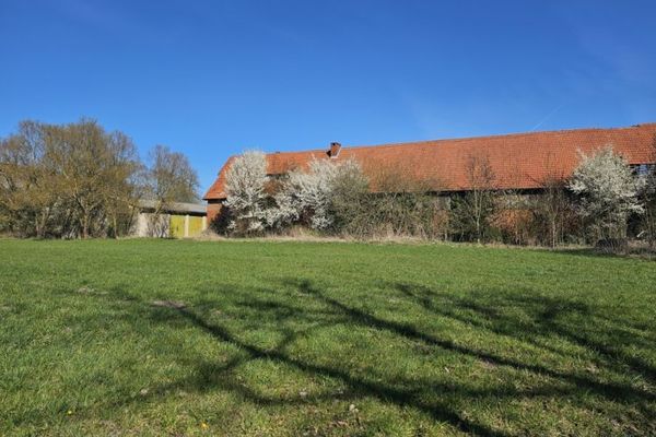 Dream plot with a farmhouse in need of renovation – seize the opportunity now!