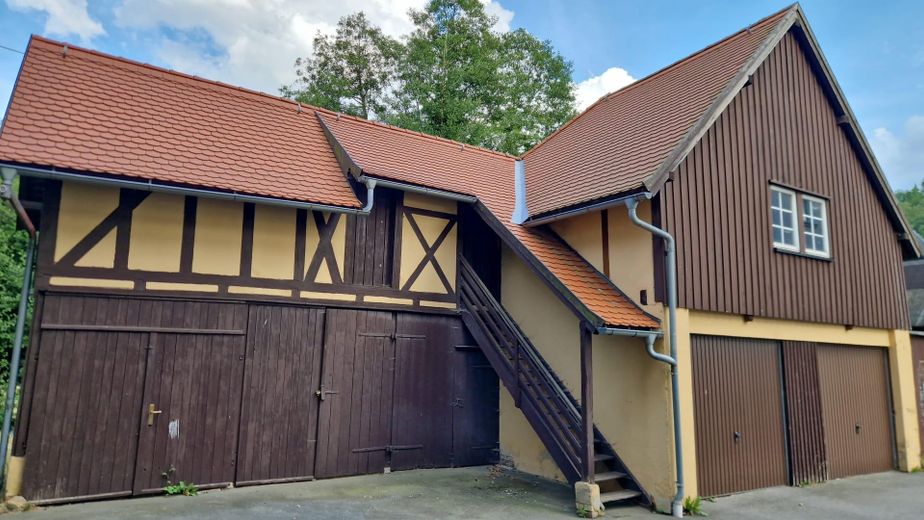 Lagerhalle Vereinsraum Scheune 100 qm in Rechenberg-Bienenmühle zu vermieten – Außenansicht mitTreppe