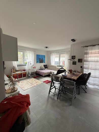 Moderne 3-Zimmer-Gartenwohnung mit hochwertiger Einbauküche – Wohnzimmer