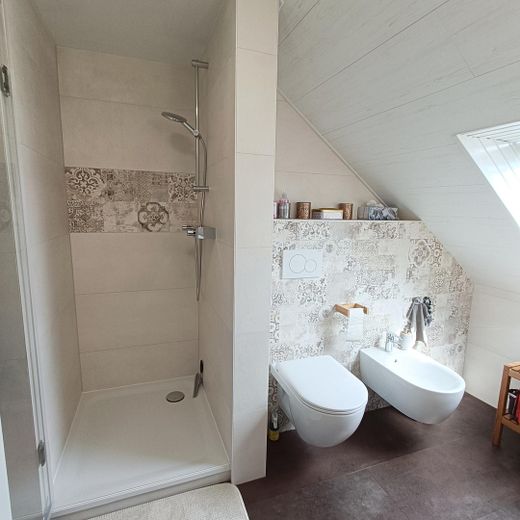 Einfamilienhaus Freistehend - großräumig saniert – Duschbad DG mit WC und Bidet