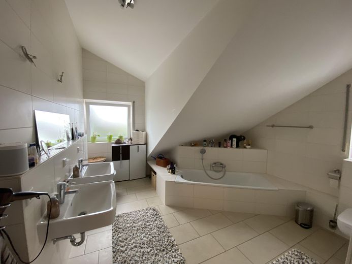 ETW Limburgerhof mit unverbaubarem Ausblick – Badezimmer mit 2 Fenster