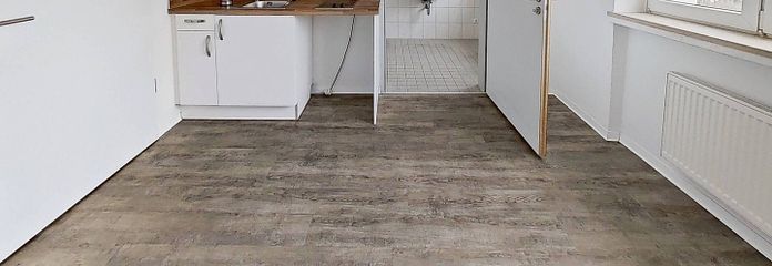Goldener Herbst mit einer gesparten Kaltmiete: Gemütliche 2-Zimmer-Wohnung mit Pantryküche – Ansicht I: Wohn- und Esszimme…