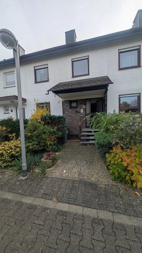 Provisionsfrei in Darmstadt-Arheilgen: 6-Zimmer-Familienhaus mit Garage & neuem Dach – Vorderansicht