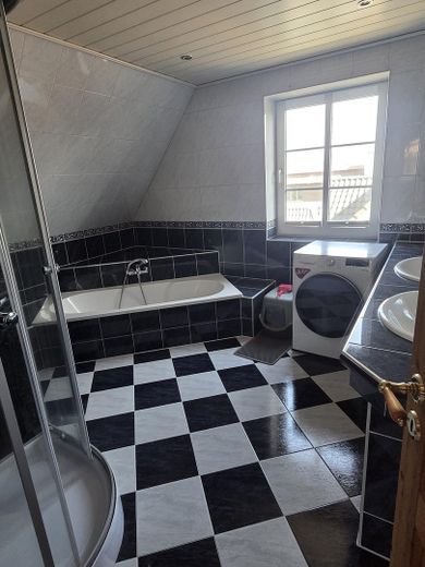 DG: Badezimmer (1/3)