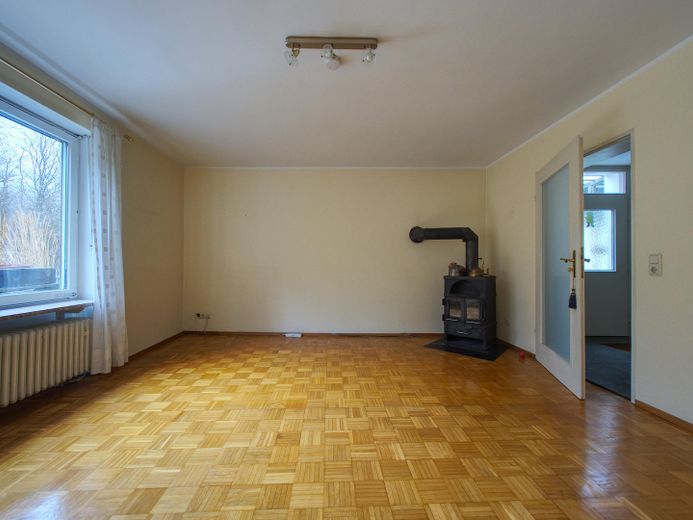 Provisionsfrei - Doppelhaushälfte mit traumhaftem Garten in absolut ruhiger Lage in Großhadern – Wohnzimmer
