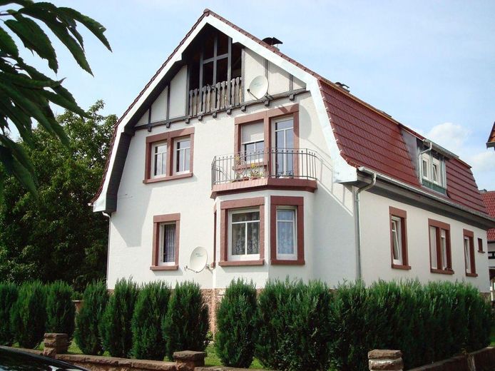 Sehr großzügige u. helle 3-Zimmer-Wohnung mit Balkon - modern renoviert mit Glasfaser – Aussenansicht Mansardendach
