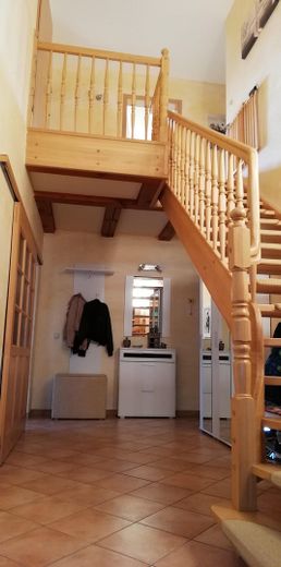 Stilvolles Einfamilienhaus mit großem Grundstück und vielseitigen Nutzungsmöglichkeiten – Flur EG mit Treppe zum OG