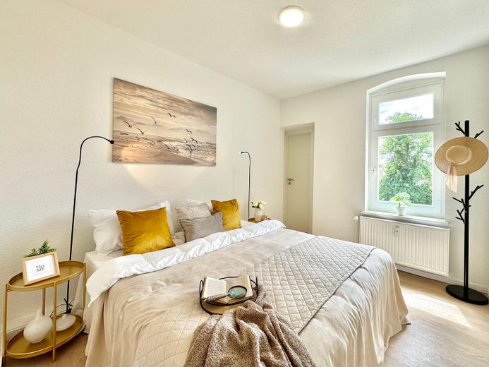 Sofort einziehen oder vermieten! Modernisierte 2-Zimmer-Wohnung in Wismars Altstadt – Schlafzimmer