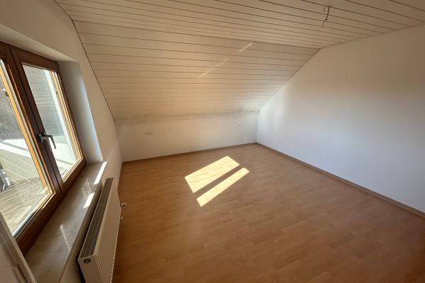 Helle 3,5-Zi-DG-Wohnung, 85 m², Südbalkon, Einbauküche, Stellplatz – Wüstenrot