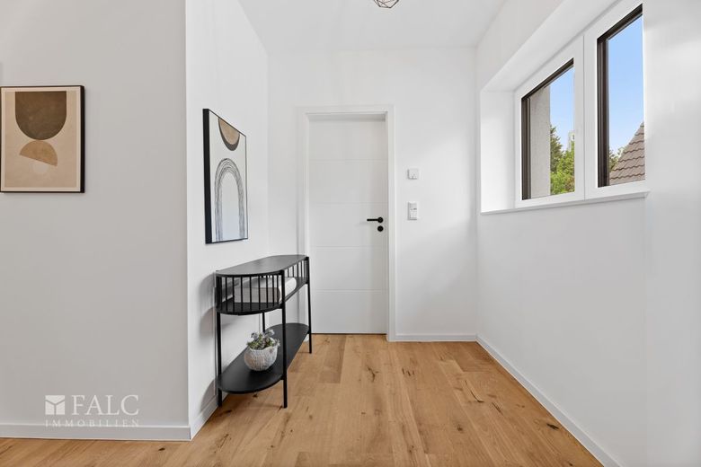 SAARN: Wohnen mit Freiraum - sanierte 3-Zimmer-Wohnung und großzügige Dachterrasse – Flur
