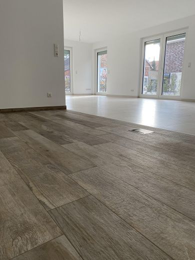 Nuova costruzione 2022 | Appartamento al piano terra di 3,5 locali con giardino, terrazza e ascensore a Hannover-Misburg – Blick von Küche ins Wohnzimmer