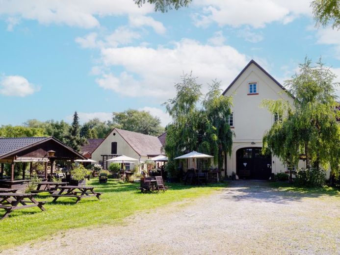 Traditionsreicher Hof Luckmann: Etablierter Park-Biergarten mit gemütlichem Wohnhaus – फोटो 1