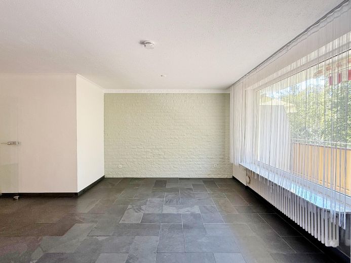 IHR NEUES ZUHAUSE – Wohnzimmer Zugang Balkon