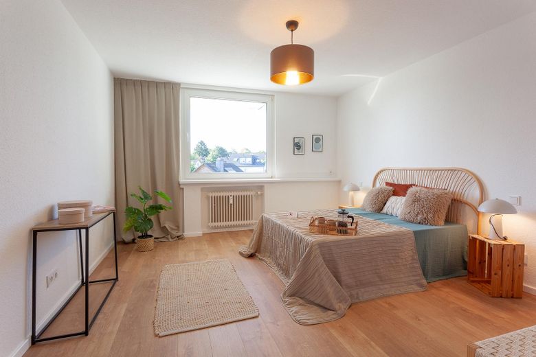 Frisch renovierte 3-Zimmer Eigentumswohnung mit Südbalkon und Aufzug – Schlafzimmer