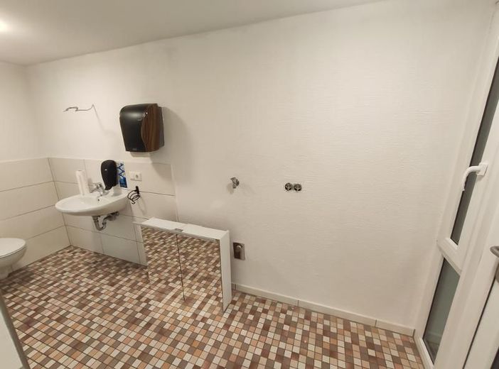 Laden- oder Bürofläche (links,zentral gelegen) – WC / Dusche Bild 1