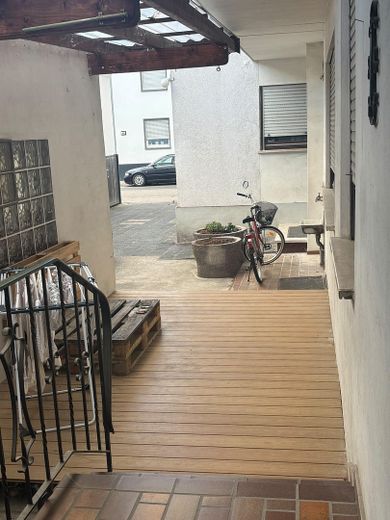 Helle 2-Zimmer-Wohnung, 75 m², kernsaniert, mit Terrasse und Garage – Terrasse