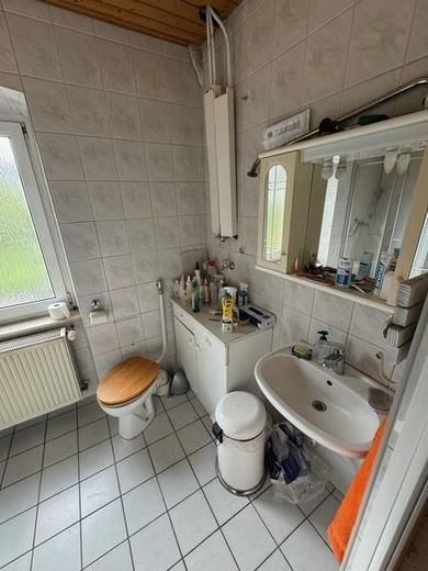 Großes Einfamilienhaus auf 1.500 m² Grundstück mit Scheune &amp; attraktivem Entwicklungspotenzial – 10 EG Bad WC