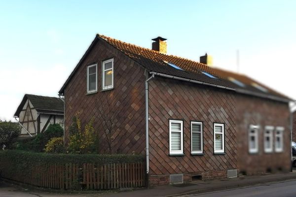 Encanto de la historia: casa pareada con jardín y potencial de modernización en Holzminden